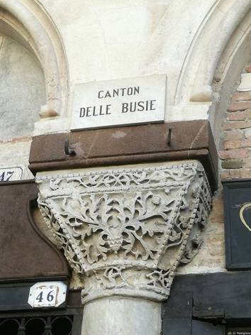 Potrebbe essere un'immagine raffigurante monumento, attività all'aperto e il seguente testo 'CANTON DELLE BUSIE 46 পত 4'